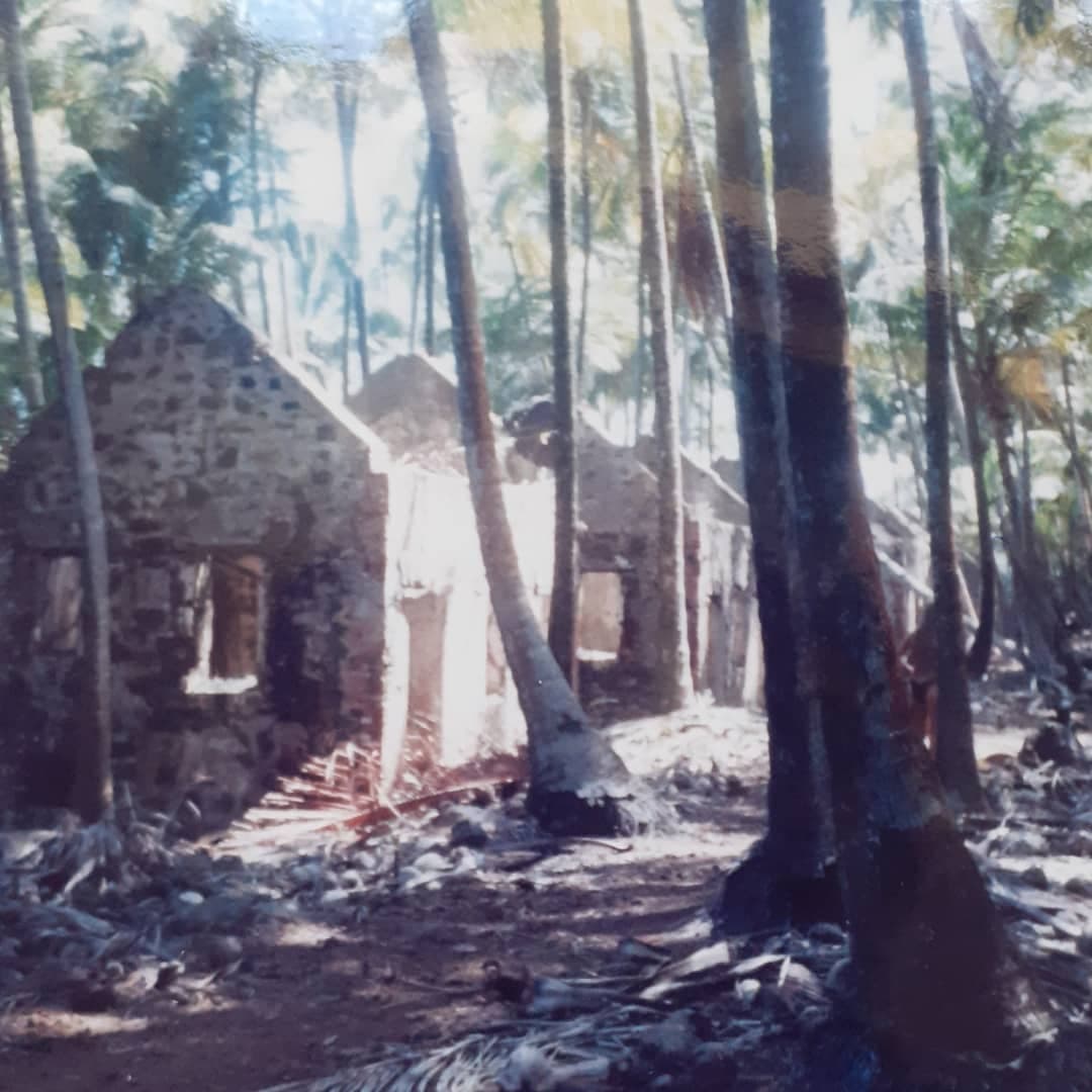 /6a ile du salut huts.jpg